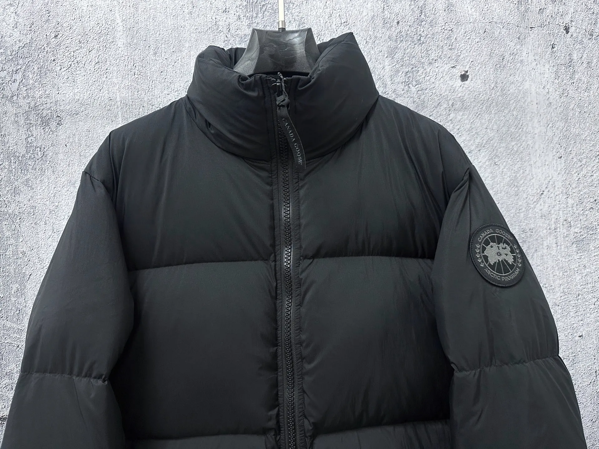 【Canada gooes】Large Goose Sleeve Stand Collar Down Jacket The Lawrence Down Jacket provides essential protection for everyday adventures. Delicately soft fabric, this is a water-repellent fabric that is soft to the touch yet durable. Filled with extremely fluffy white duck down. This piece has a quilted body and structured down. Padded collar and reflective double-stripe grip tape. Extended hem and tucked-in inner rib-knit cuffs. Size:XS-2XL